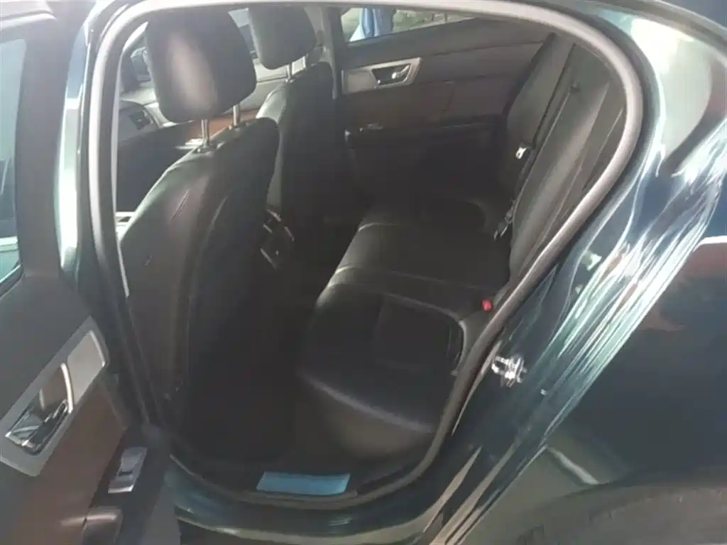Jaguar XF 2014 — фото 17