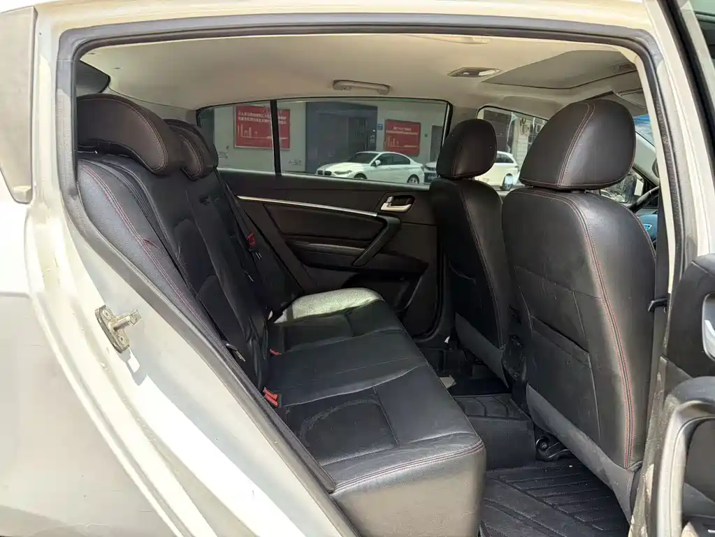 Geely Emgrand 2015 — фото 11