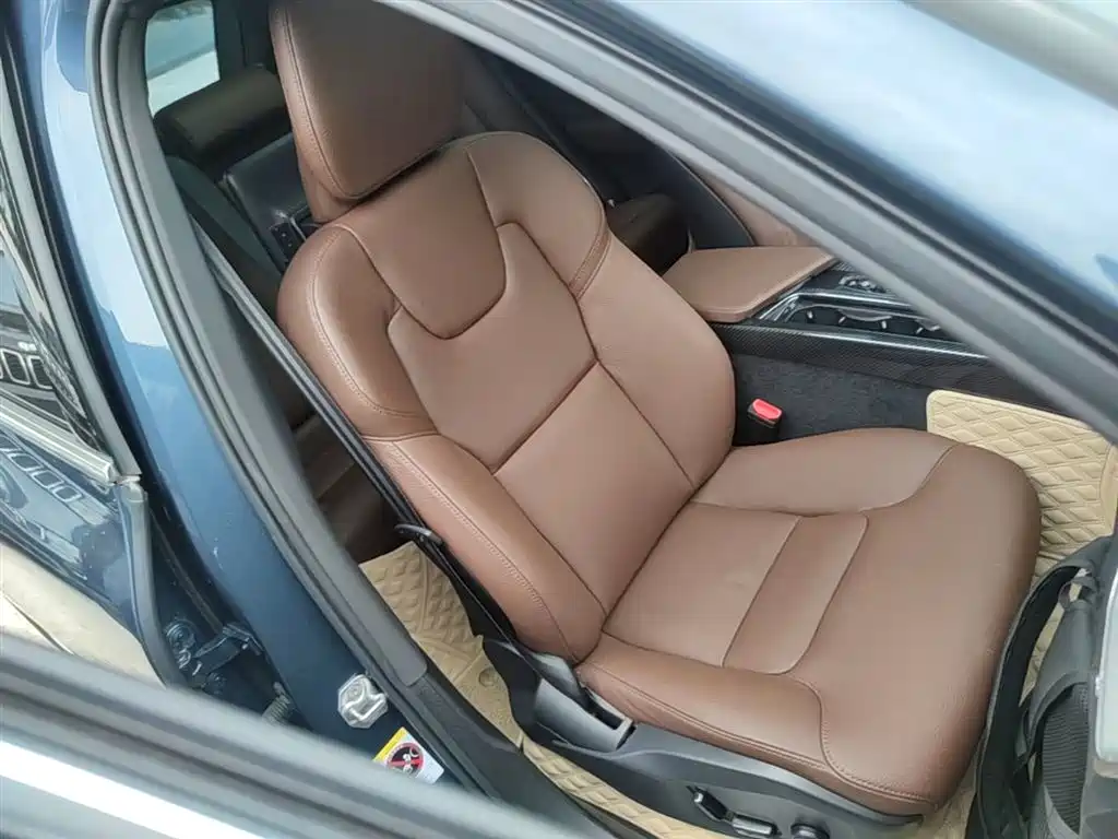 Volvo XC60 2021 — фото 25