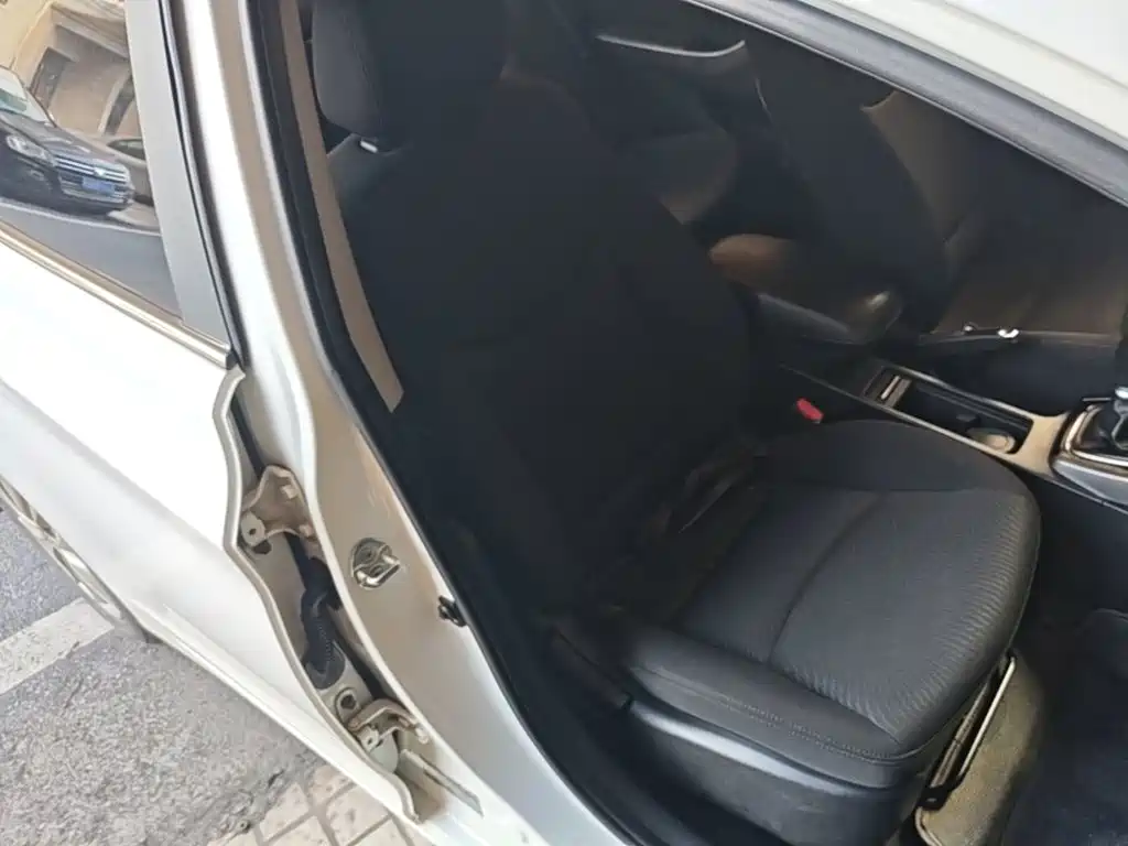 Hyundai Elantra 2015 — фото 25