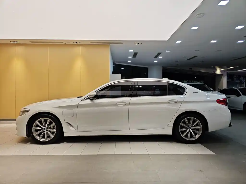 BMW 5 Series New Energy 2018 — фото 7