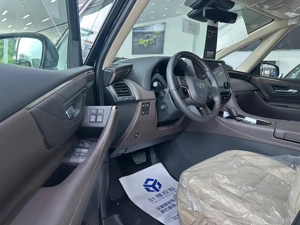 Toyota Alphard — фото 16