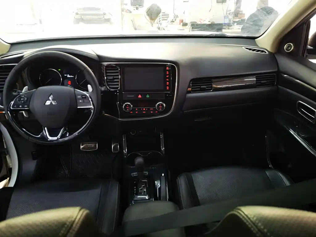 Mitsubishi Outlander 2017 — фото 8