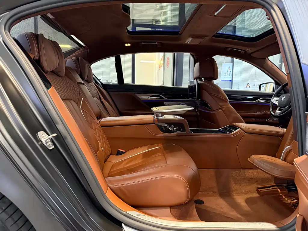 BMW 7 Series 2017 — фото 10