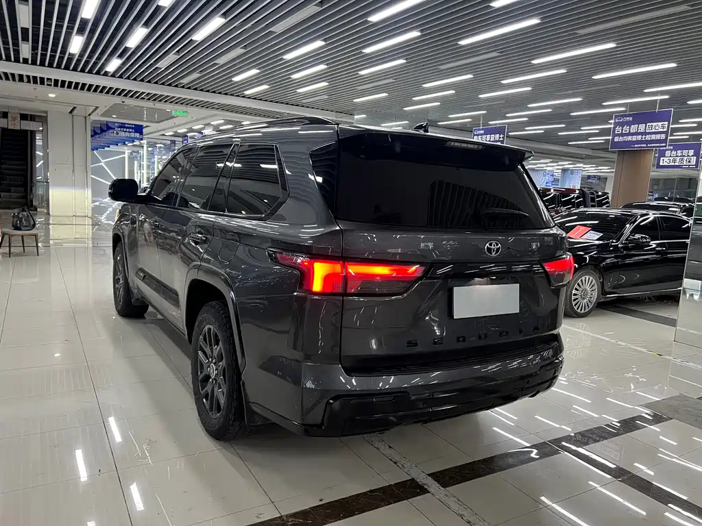 Toyota Sequoia 2023 — фото 11