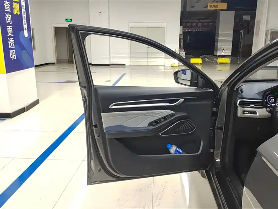 Geely Emgrand 2022