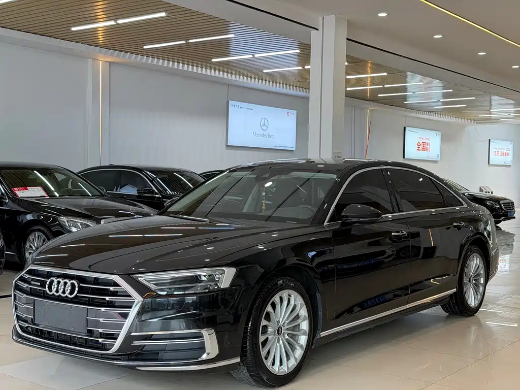 Audi A8 2021 — фото 1