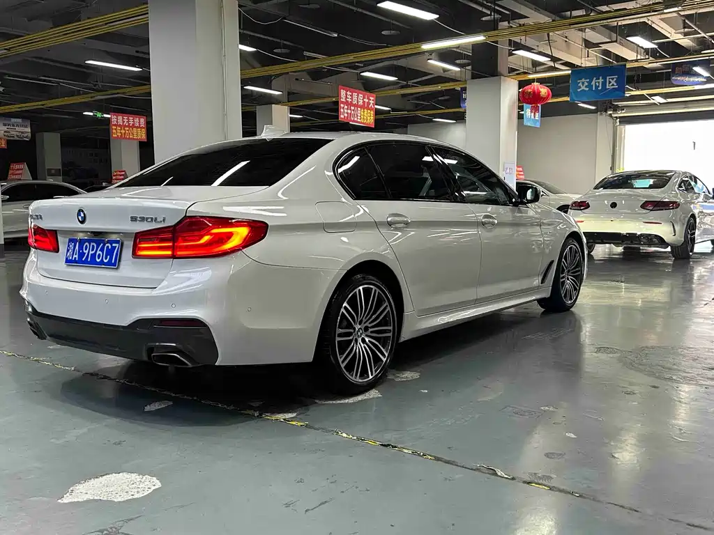 BMW 5 Series 2019 — фото 13