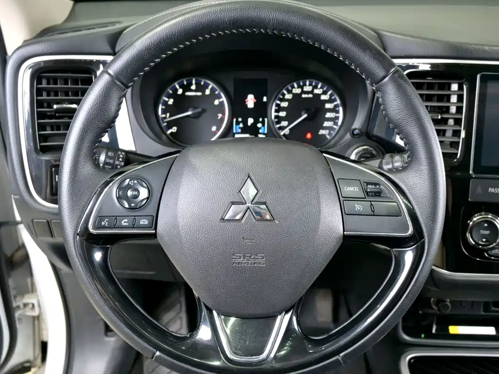 Mitsubishi Outlander 2021 — фото 14