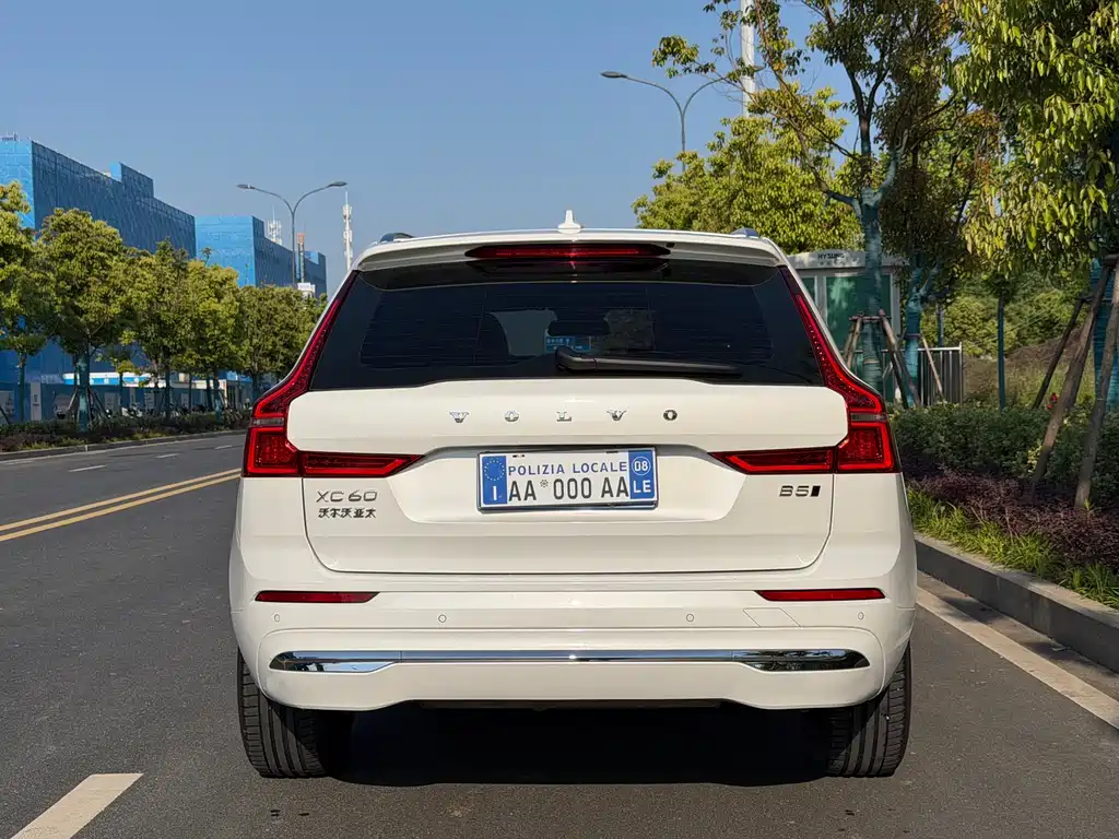 Volvo XC60 2023 — фото 11