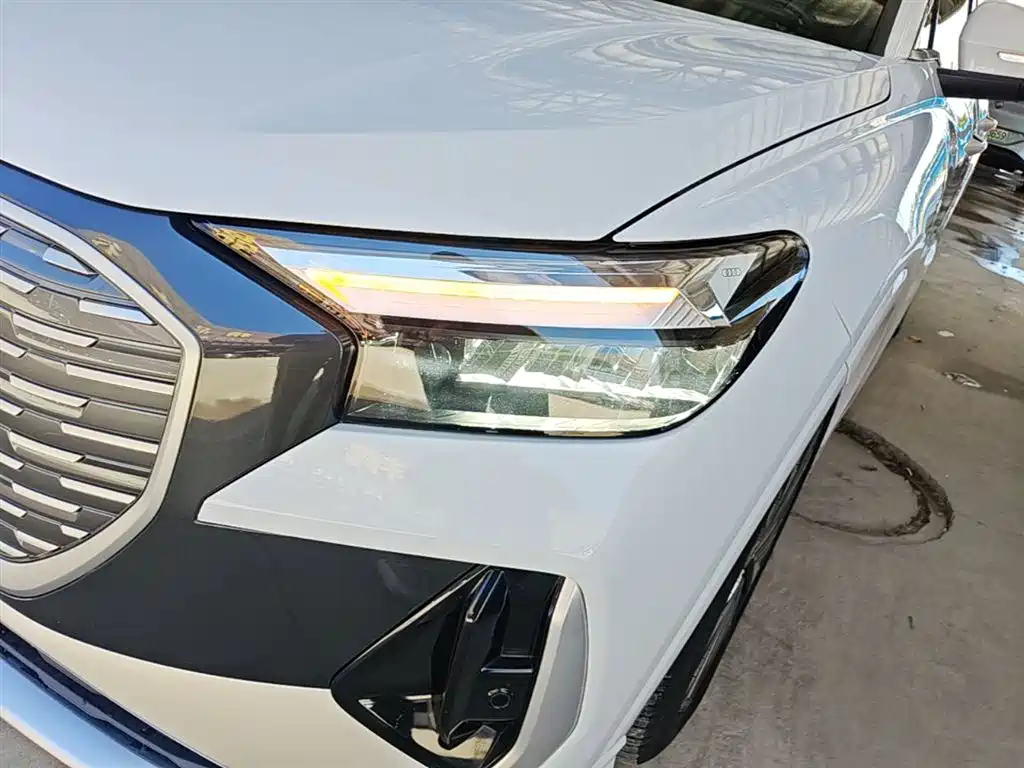 Audi Q4 e-tron 2023 — фото 24