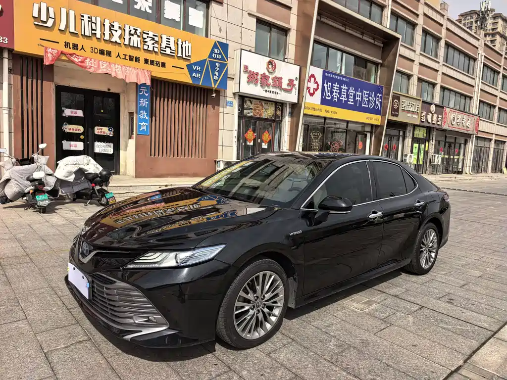 Toyota Camry 2019 — фото 1
