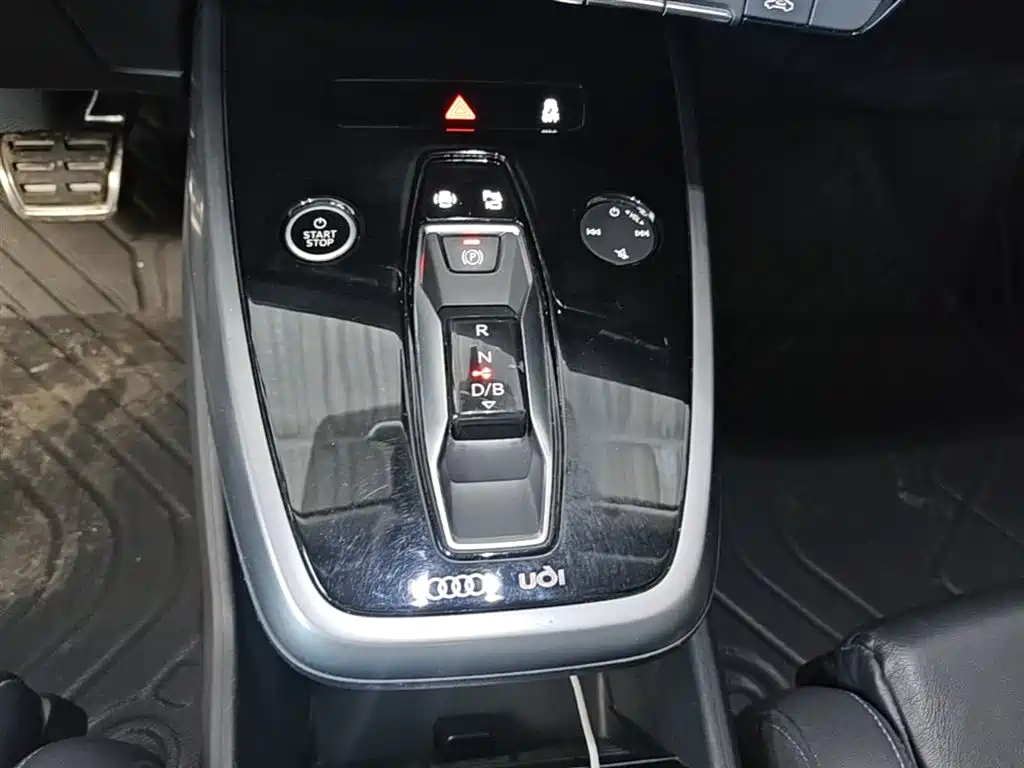 Audi Q4 e-tron 2023 — фото 14