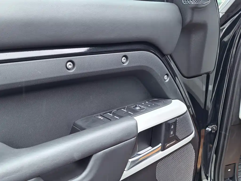 Land Rover Defender 2023
