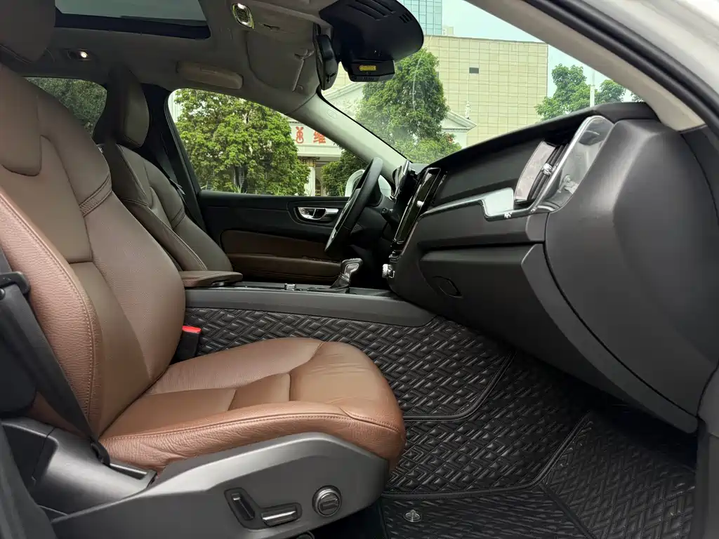 Volvo XC60 2019 — фото 12