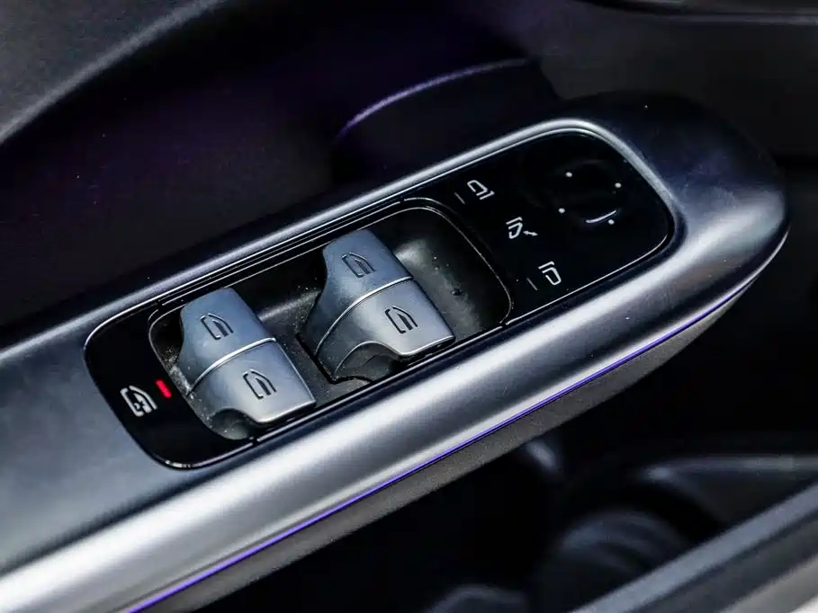 Mercedes-Benz C-Class 2024 — фото 11