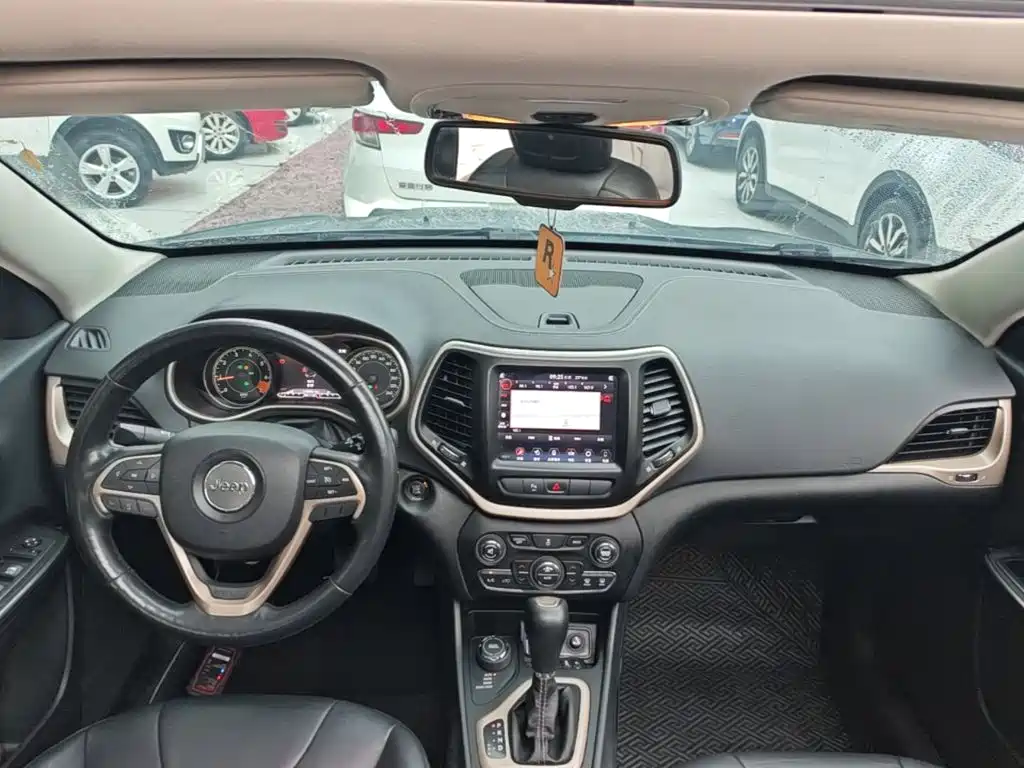 Jeep Cherokee 2015 — фото 10