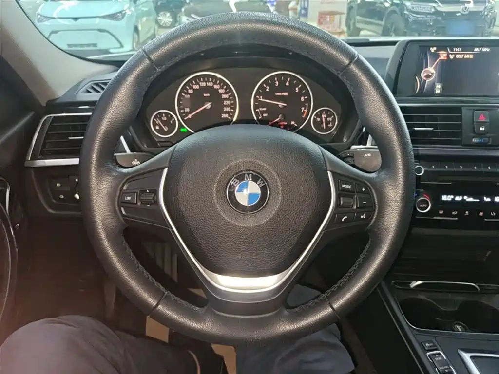 BMW 3 Series 2017 — фото 11