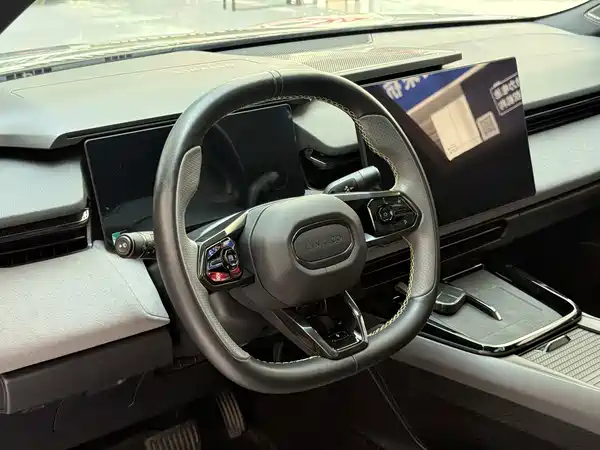Lynk & Co 08 EM-P 2024