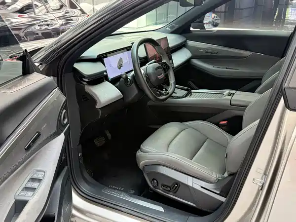 Lynk & Co 08 EM-P 2024