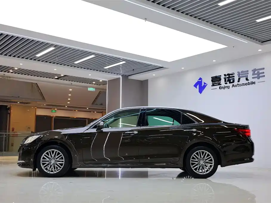 Toyota Crown 2017 — фото 3