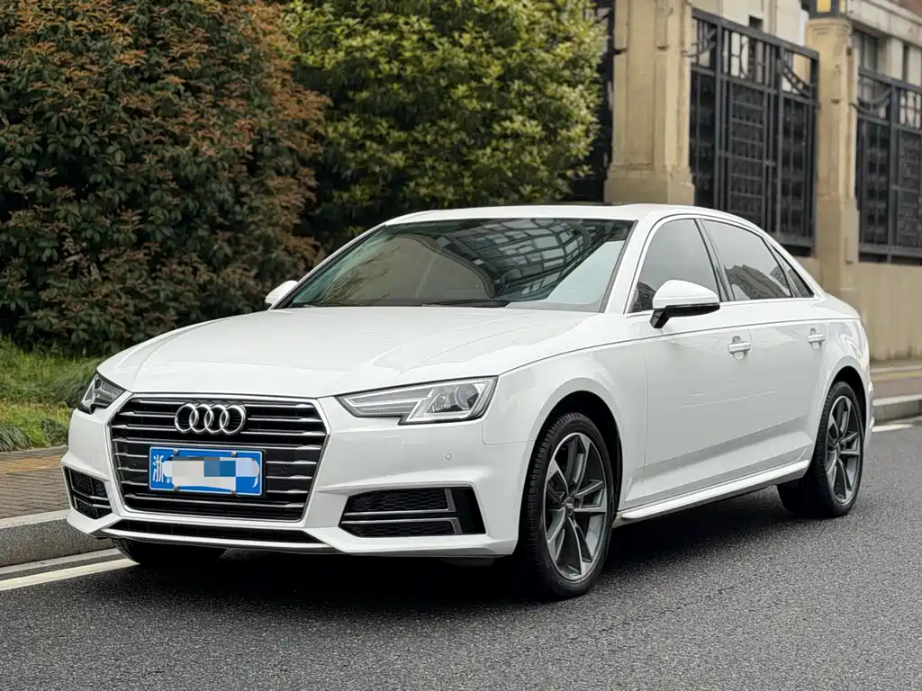 Audi A4L 2019 — фото 1