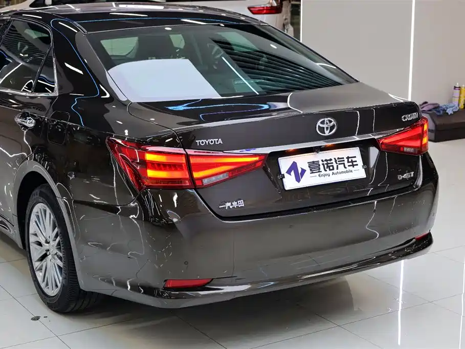 Toyota Crown 2017 — фото 6