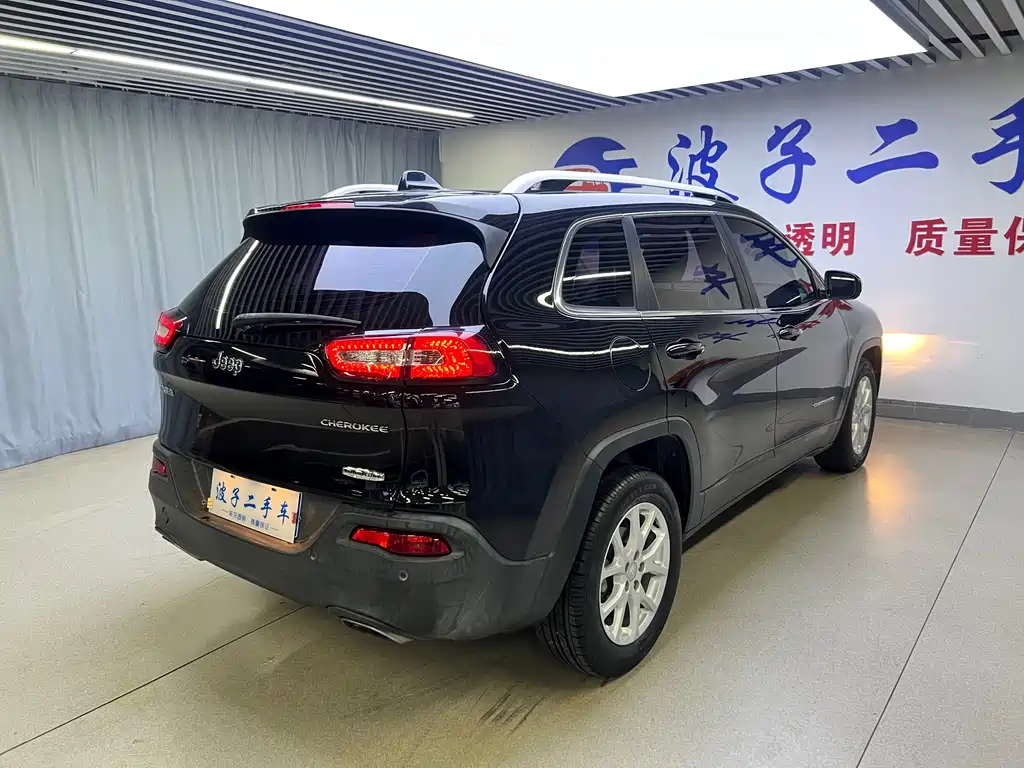 Jeep Cherokee 2016 — фото 18