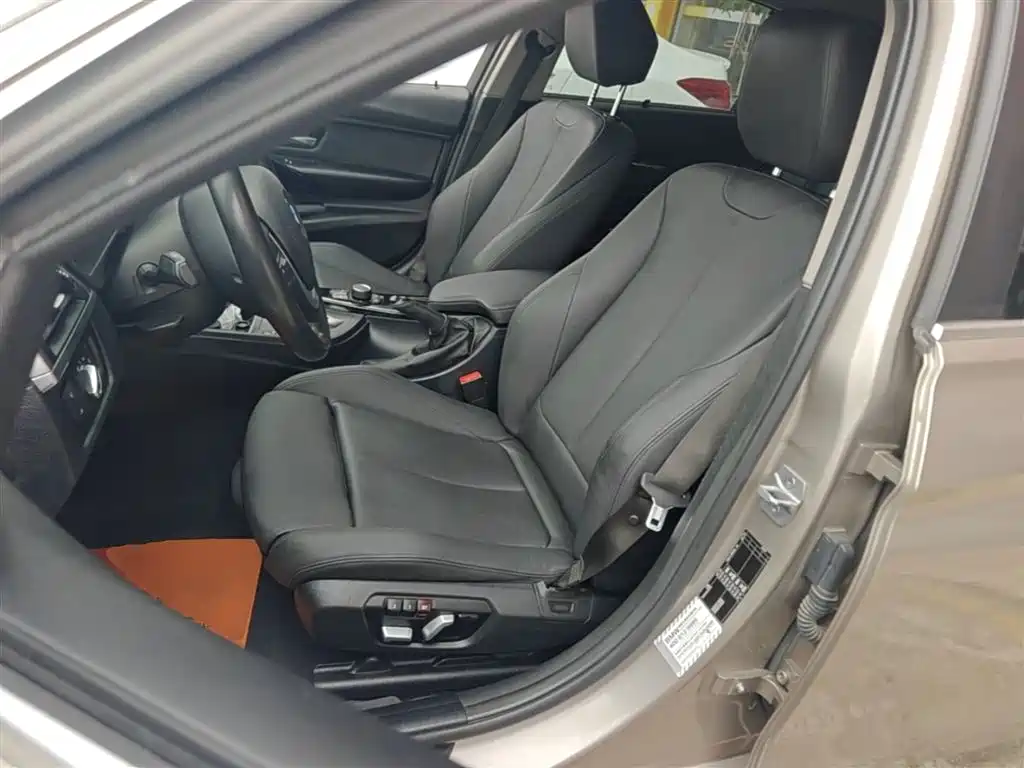 BMW 3 Series 2018 — фото 11