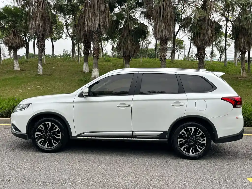 Mitsubishi Outlander 2019 — фото 2