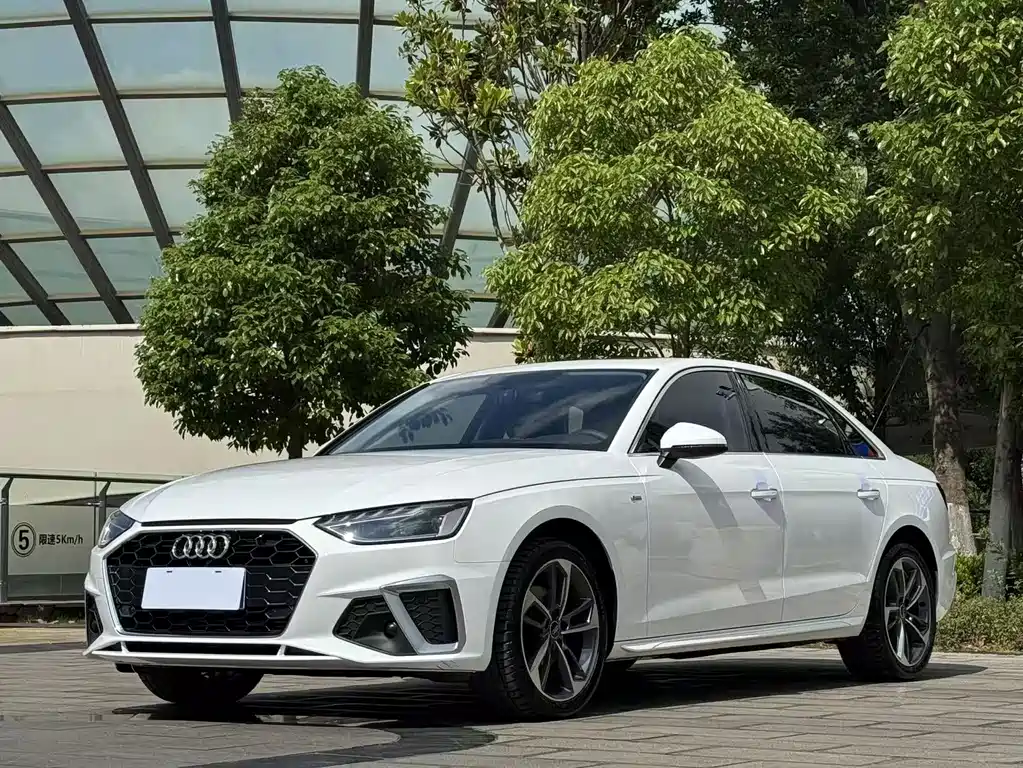 Audi A4L 2022 — фото 1
