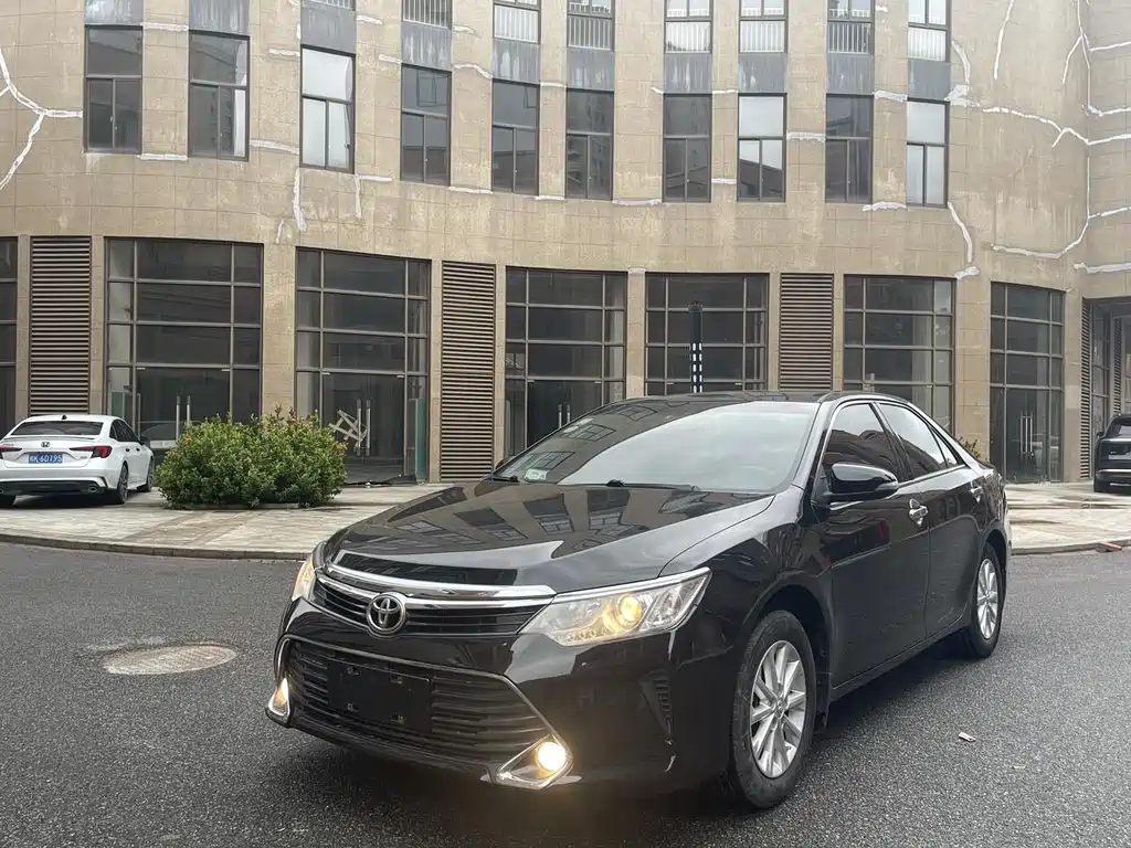Toyota Camry 2017 — фото 1