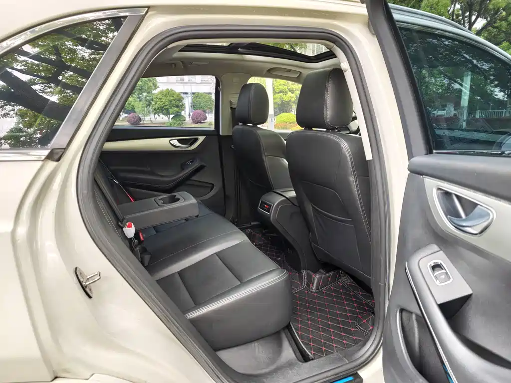 Zotye SR7 2016 — фото 19