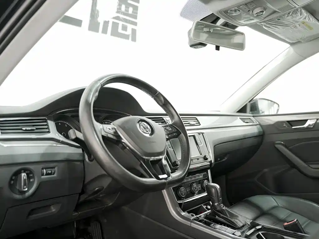 Volkswagen Passat 2017 — фото 10