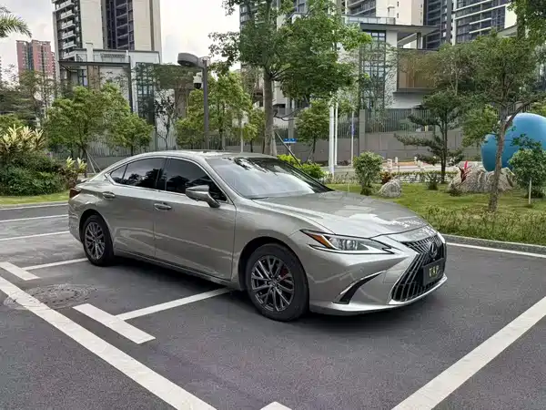 Lexus ES 2022