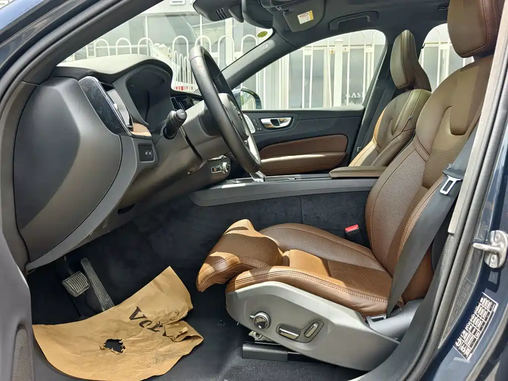 Volvo XC60 Plug-In Hybrid 2024 — фото 9