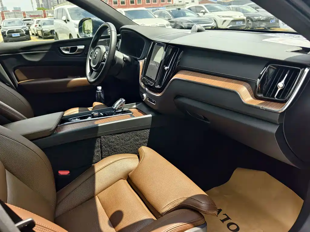 Volvo XC60 Plug-In Hybrid 2024 — фото 14