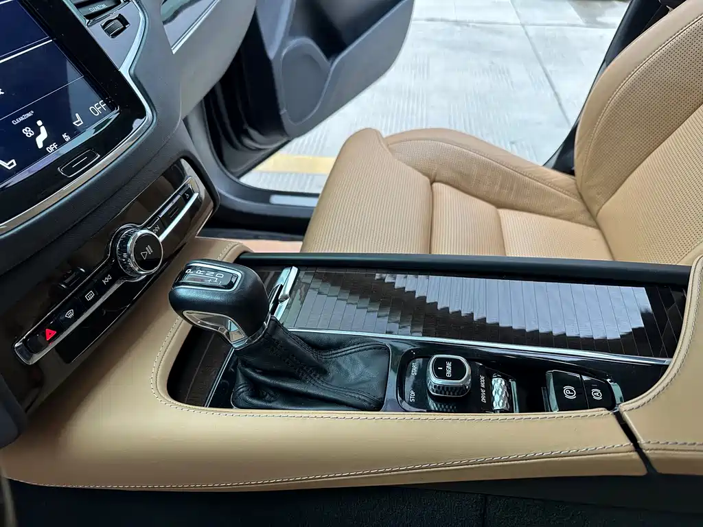 Volvo XC90 2015 — фото 16