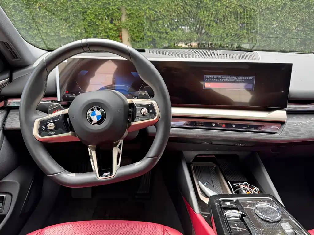 BMW 5 Series 2025 — фото 13