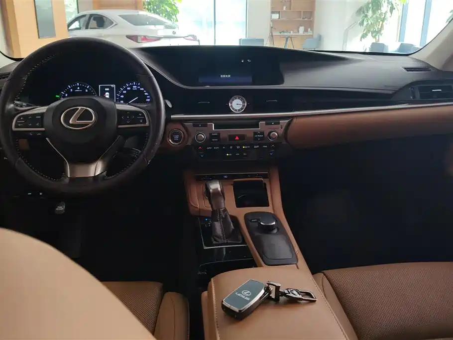 Lexus ES 2018 — фото 12