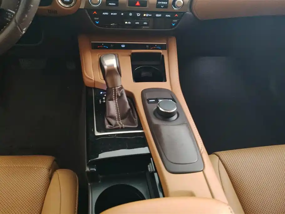 Lexus ES 2018 — фото 16