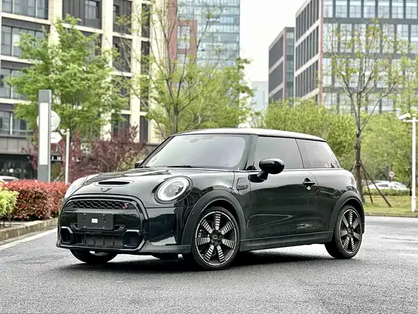 MINI MINI 2023