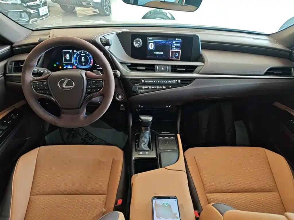Lexus ES 2020 — фото 10