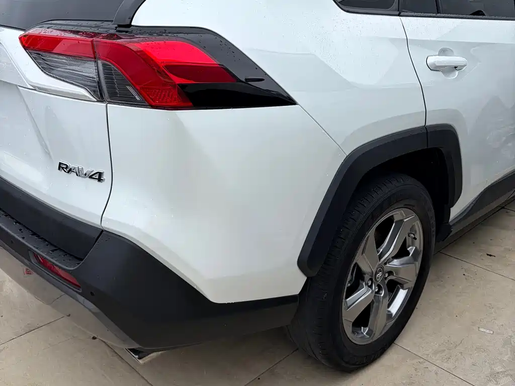 Toyota RAV4 2023 — фото 16