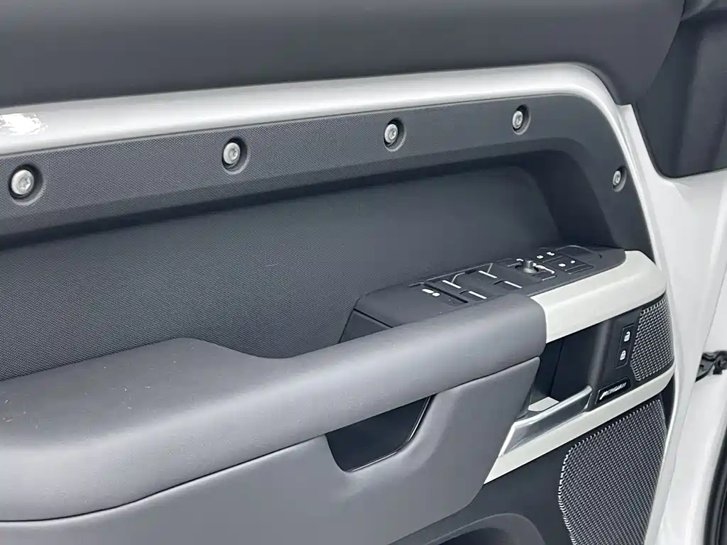 Land Rover Defender 2024 — фото 15