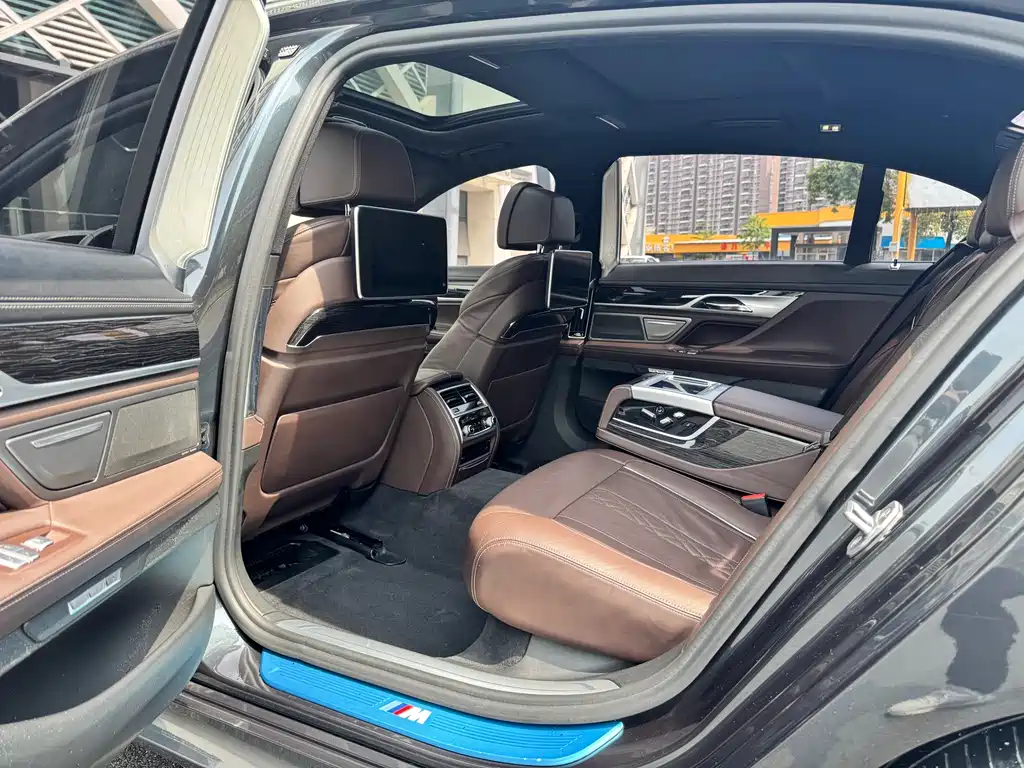 BMW 7 Series 2018 — фото 6
