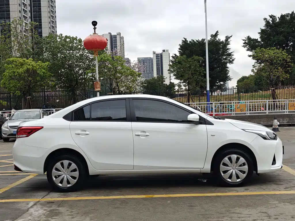 Toyota Yaris L 2021 — фото 7