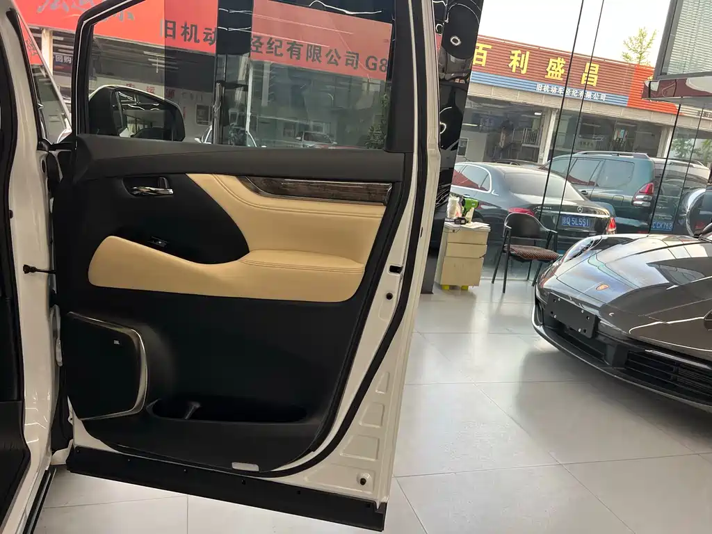 Toyota Alphard 2021 — фото 16