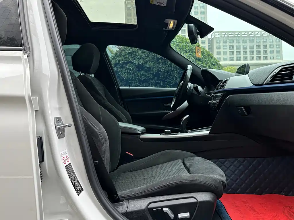 BMW 3 Series 2018 — фото 14