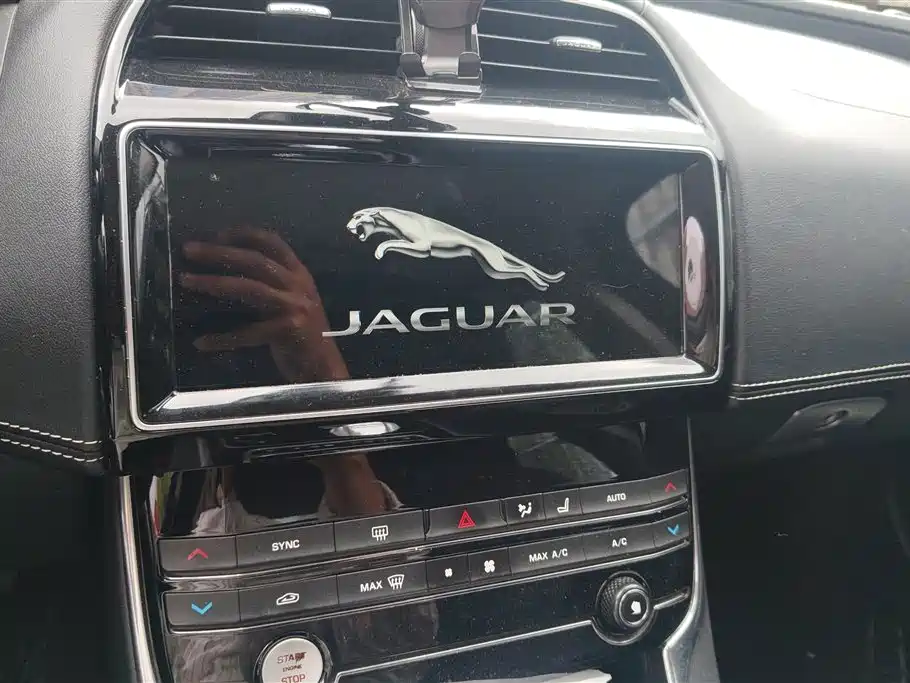 Jaguar XE 2017 — фото 13